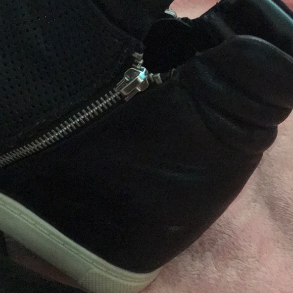 Women’s wedge heel bootie. - Picture 5 of 5